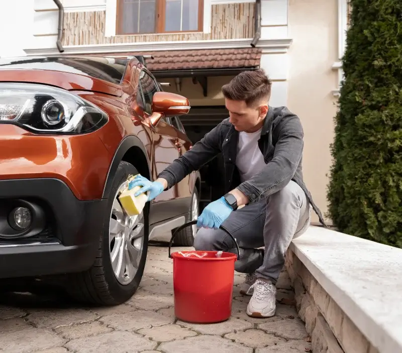 Lavage auto à domicile Savigny-le-Vieux : professionnel intervenant sur un véhicule
